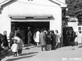 昭和43年1月3日　待合室の壁を取り払い、バスターミナルへの近道となった駅舎入り口