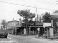 昭和45年3月　竹の太い遮断機、右の小屋には鉄道員がいた